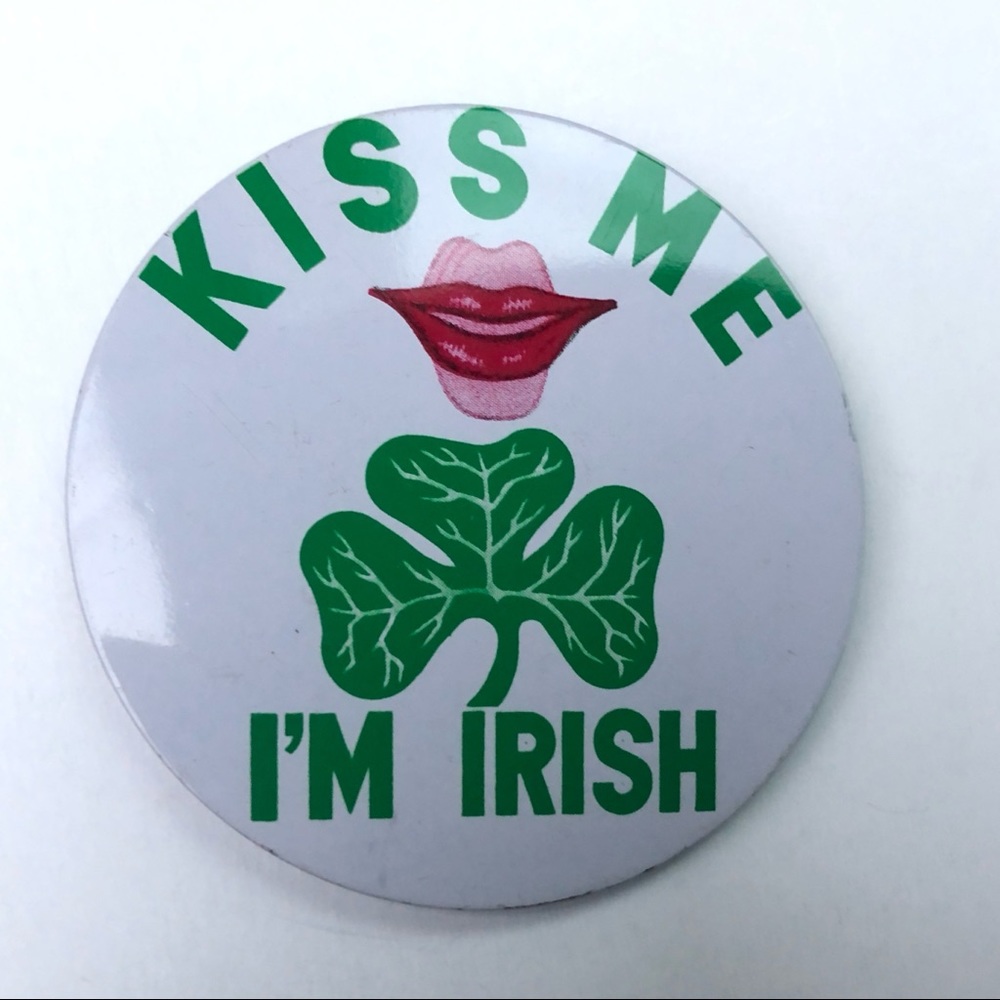 Vtg Kiss Me ☘️ I’m Irish Button Pin